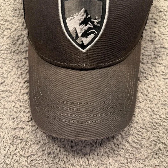 Kuhl Hat Cap Snap Back Black Gray Trucker Mesh‎ Embroidered Shield Patch Mens - Picture 2 of 9